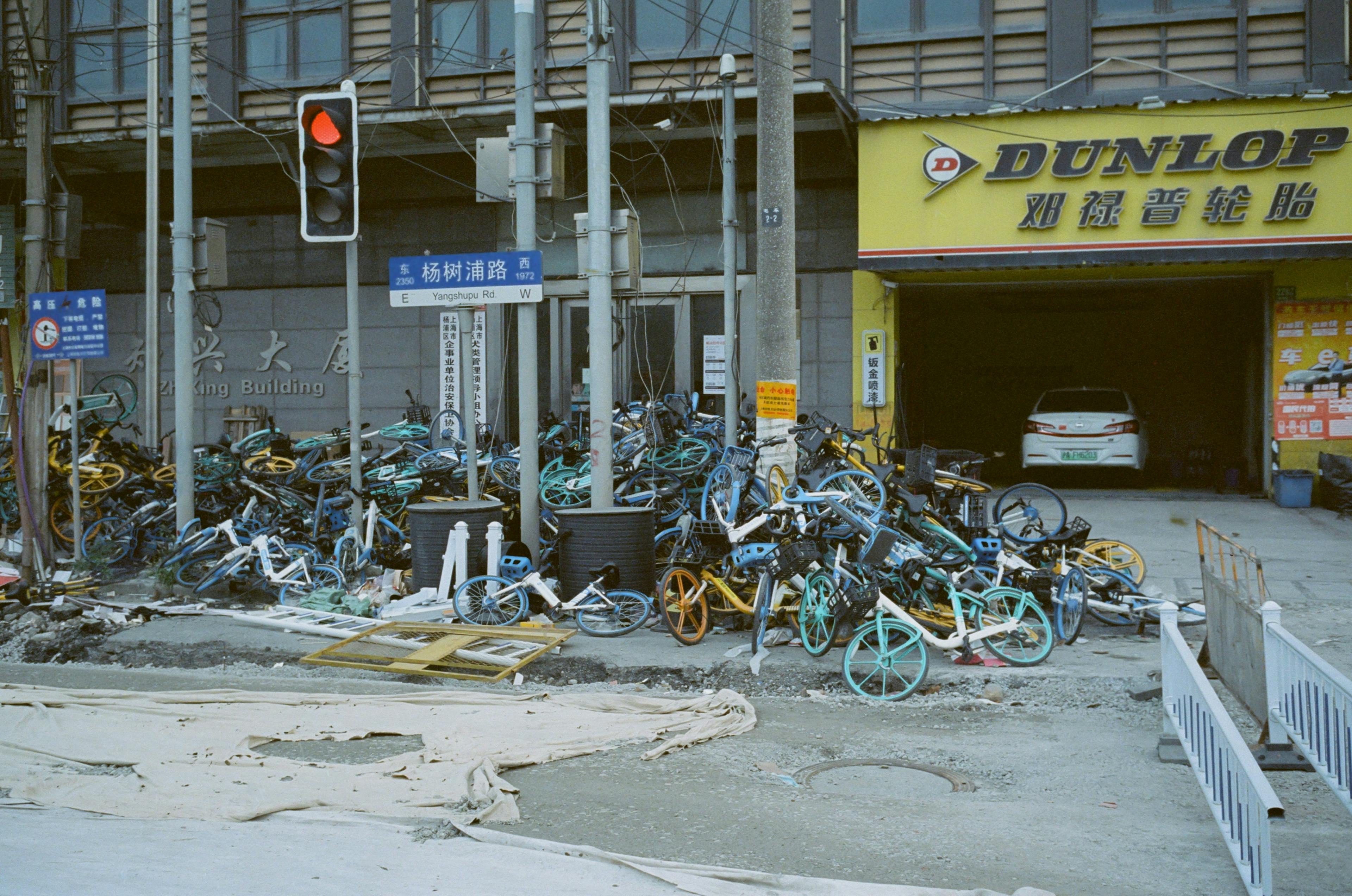 a bunch of bicycles are parked in front of a store